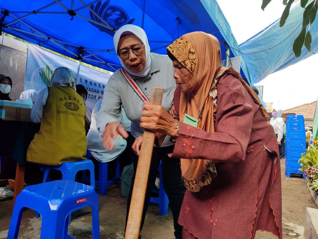 Manula Elderly in Remote Parts of Indonesia Receive Medical Relief | Tzu Chi ...