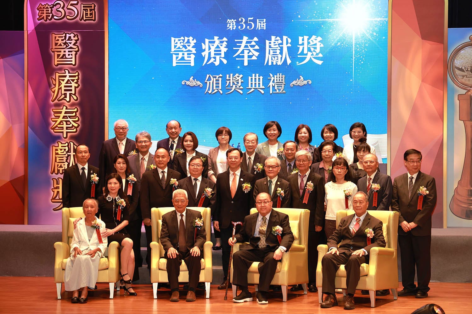 衛生福利部部長石崇良（左一）與醫療奉獻獎得主合影。右二為陳英和院長。